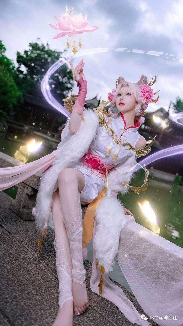 包含王者荣耀女皇cosplay的词条