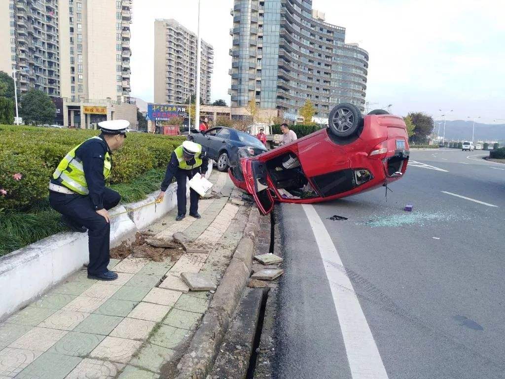 象昊轿车漂移过悬崖的简单介绍