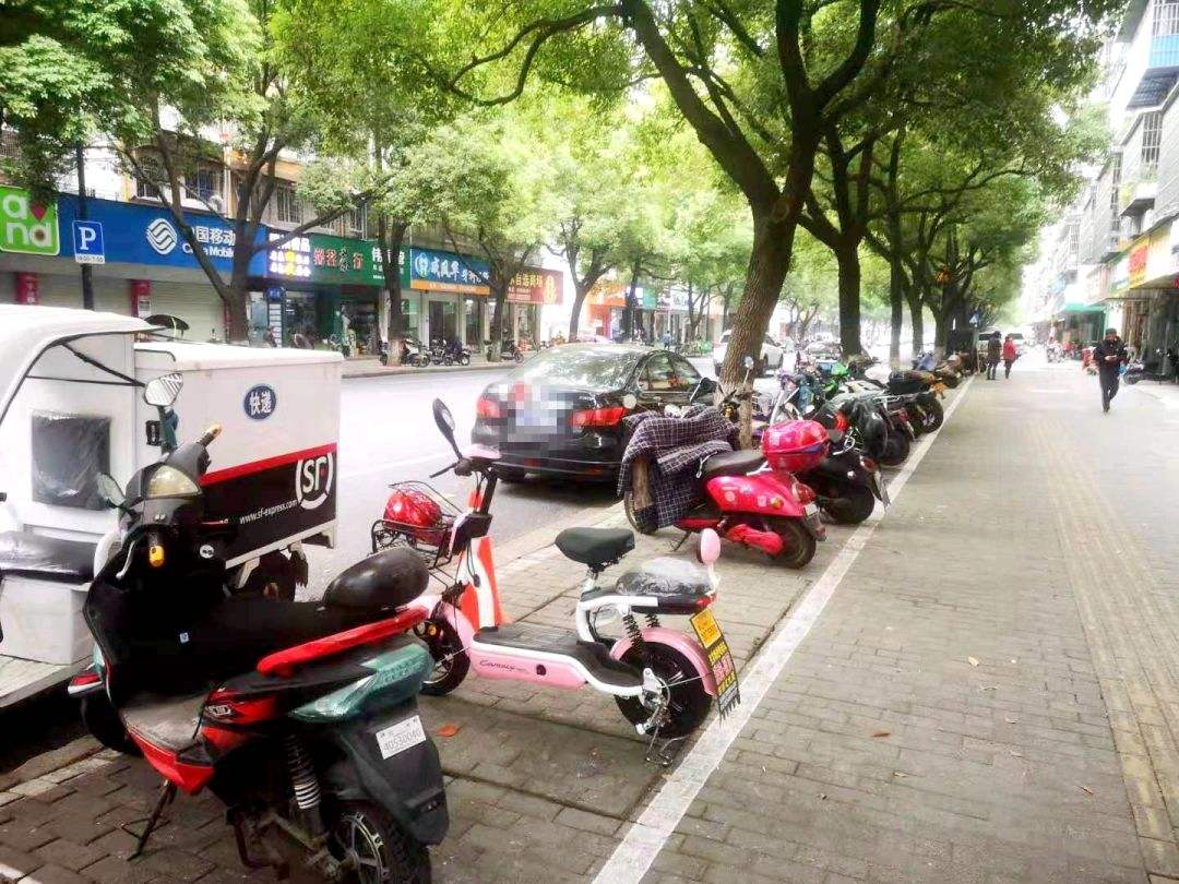 轿车小区里乱停被电动车撞-机动车在小区停车被电动车撞