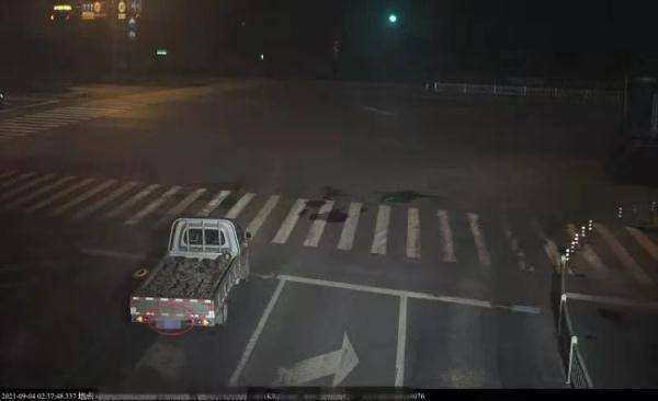 张某驾驶小型轿车行驶至宏兴-张某驾驶小型轿车行驶至宏兴路段