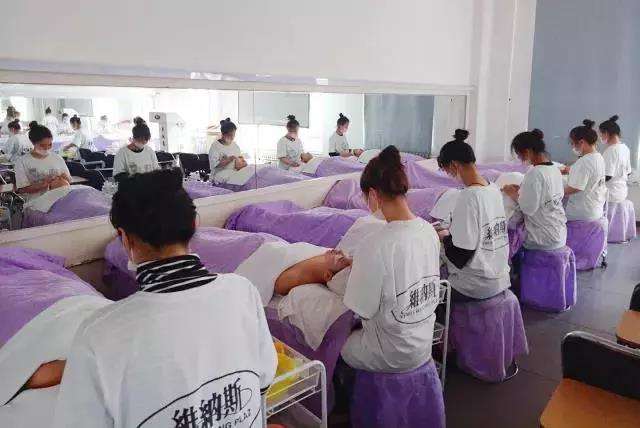 哈尔滨美容培训学校一年多少钱-哈尔滨美容美发培训职业学校学费多少