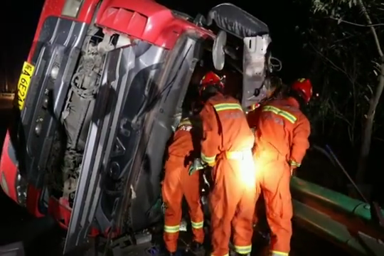 贵州独山轿车撞上大货车-贵州一大巴将大挂车撞下路面 24人受伤