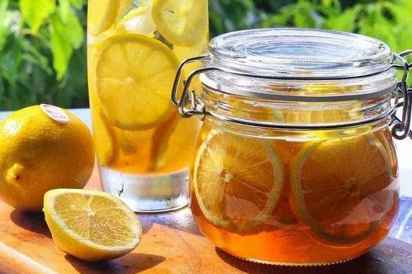 喝蜂蜜柠檬水牙齿会怎样-喝蜂蜜柠檬水的功效与作用是什么