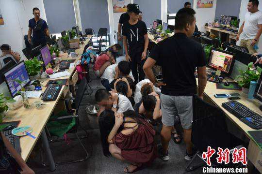 一诈骗团伙冒充白富美骗外国人-冒充美女诈骗国外客户投资判刑